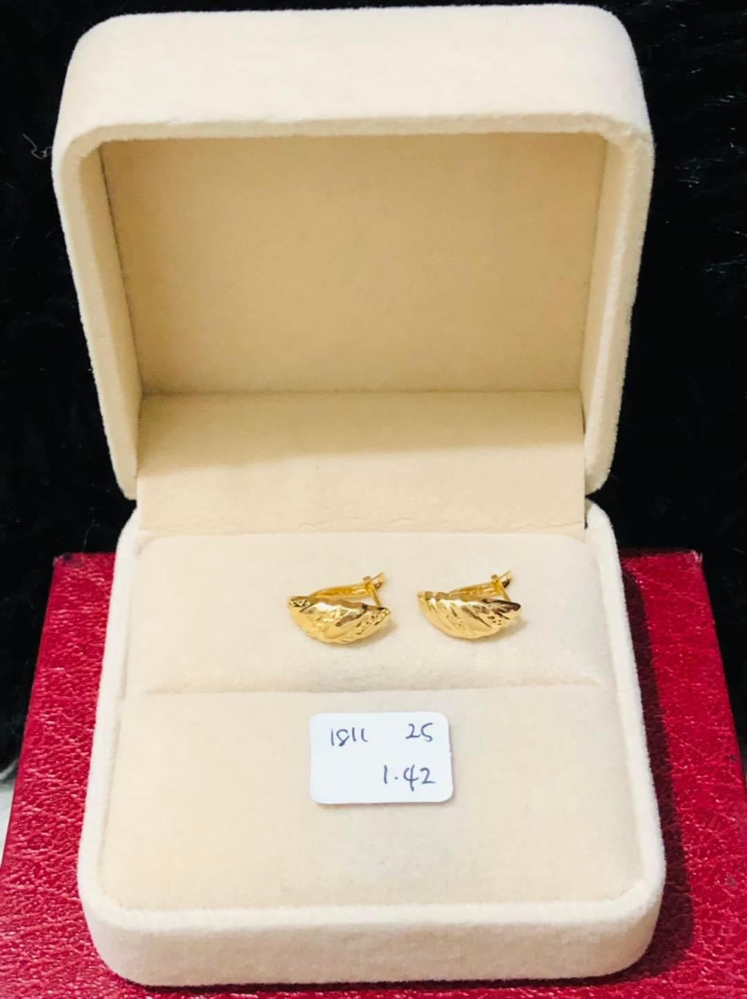 Per Gram 1.42 Earrings 18k Saudi Gold Pawnable