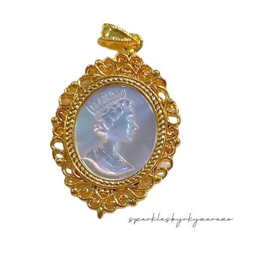 Ampaw Queen Elizabeth Pendant 18k Gold