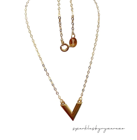 V style nevklace solid 18k gold pawnable