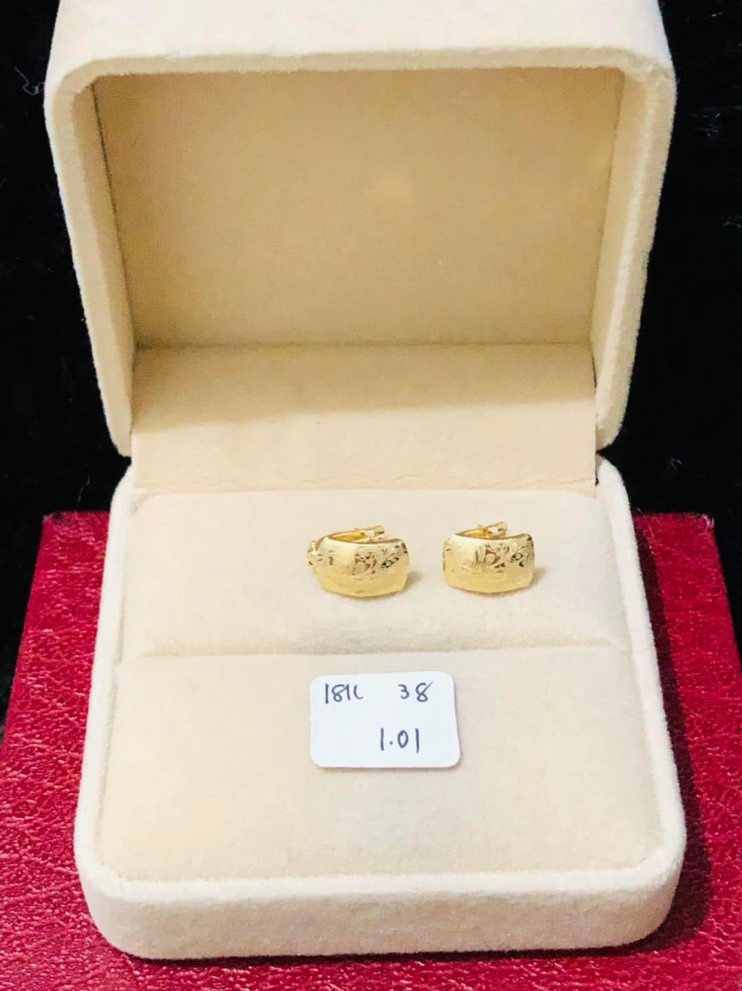 Per Gram 1.01 Earrings 18k Saudi Gold Pawnable